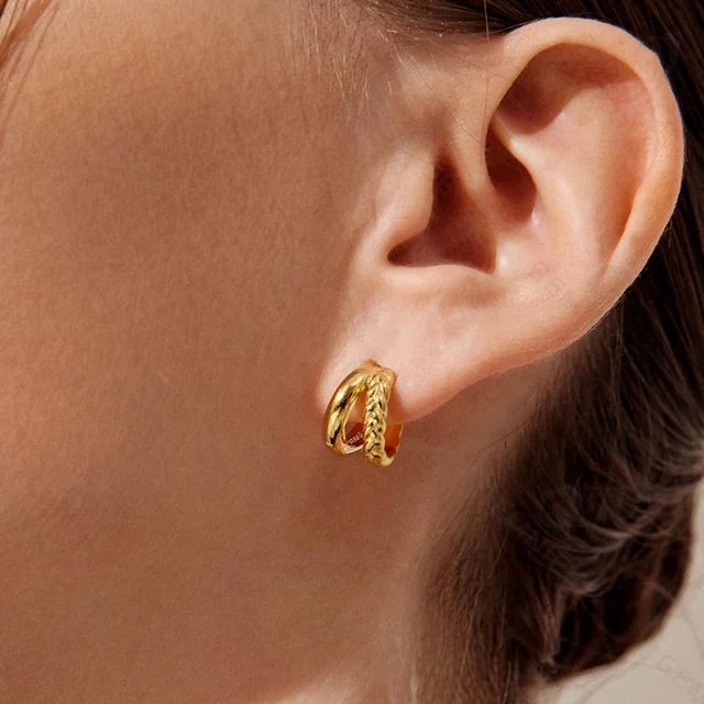 Modern V Twist Huggies 18k Gold Vermeil - LeAurelienne